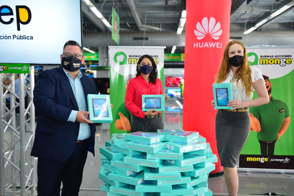 Huawei y Monge donan 100 tabletas para estudiantes de  educación pública
