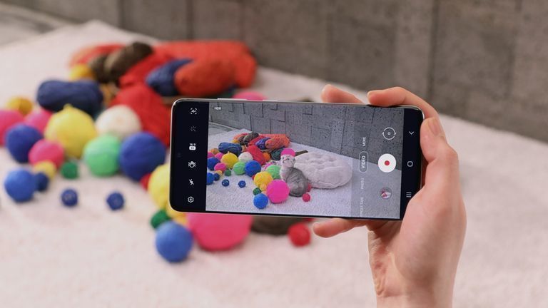 Descubre cómo grabar videos 8K con el Galaxy S22 y reproducirlos con la mejor resolución del mercado en los TV QLED 8K de Samsung