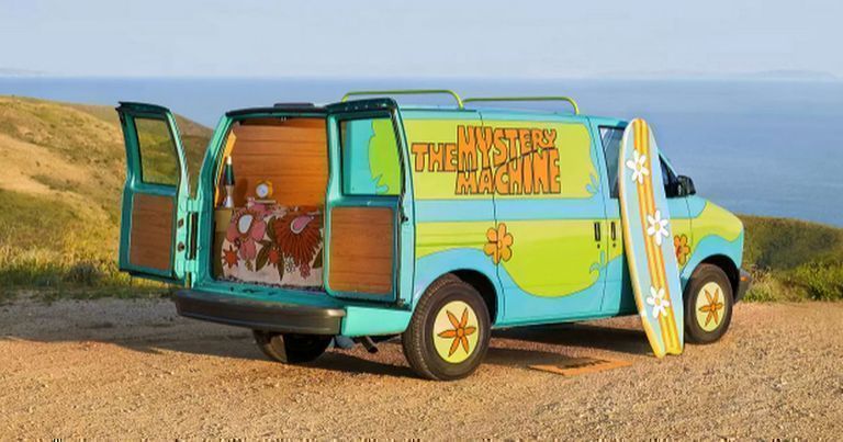 Regresa al 2002 y acompaña a Matthew Lillard en la Máquina del Misterio de Scooby Doo, ahora disponible en Airbnb