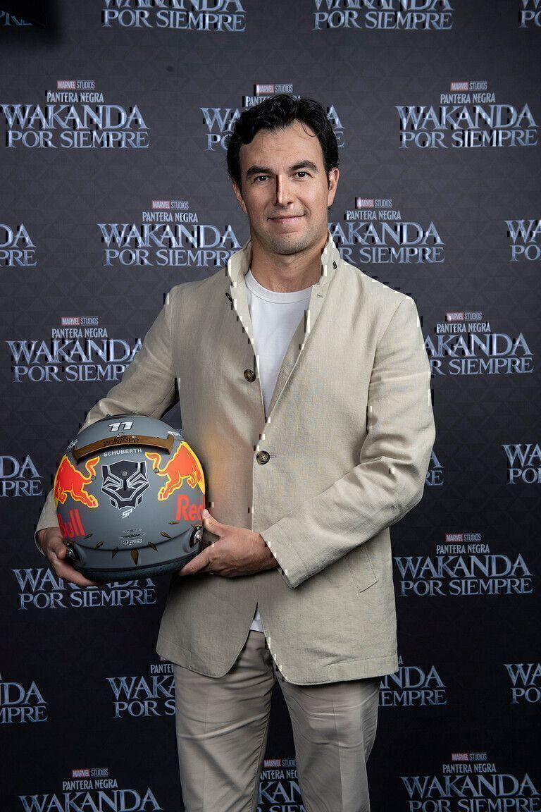 CHECO PÉREZ SE UNE A LAS CELEBRACIONES POR EL ESTRENO DE “PANTERA NEGRA: WAKANDA POR SIEMPRE” CON UN CASCO INSPIRADO EN LA NUEVA PELÍCULA DE MARVEL STUDIOS
