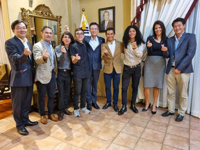 Jóvenes ganadores de Solve for Tomorrow se reúnen con embajador de Corea en Costa Rica