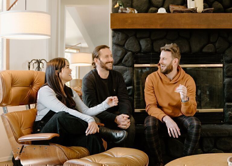 Diseñador del famoso programa Queer Eye sorprende a nueva Anfitriona en Airbnb y comparte sus consejos