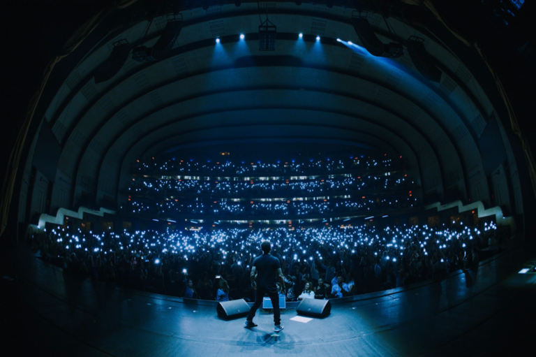 FONSECA SE PRESENTÓ POR PRIMERA VEZ EN EL RADIO CITY MUSIC HALL CON GRAN ÉXITO