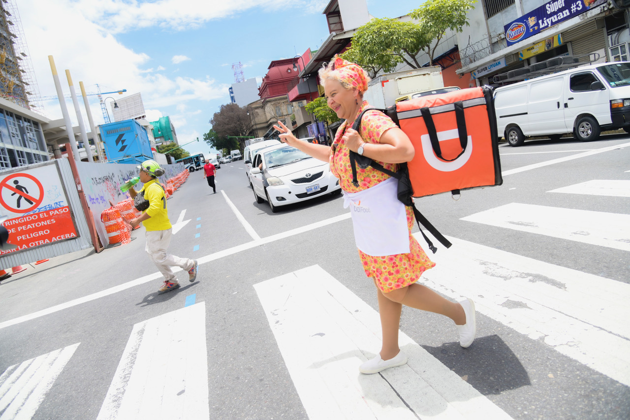 DIESTRE SORPRENDIÓ CON POLLO FRITO A QUIENES ESPERABAN EN PARADAS DE BUS DE SAN JOSÉ