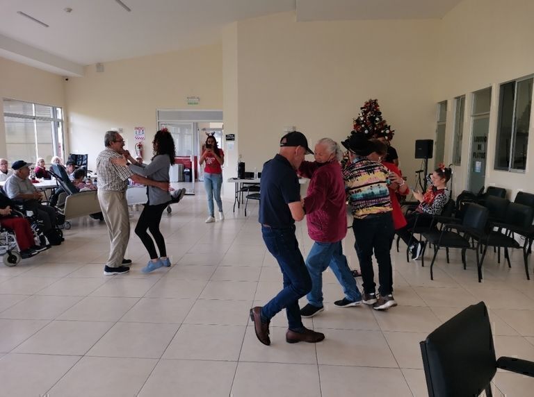 Red Motors llevó el espíritu navideño al Hogar Albernia con un convivio lleno de tradición y solidaridad