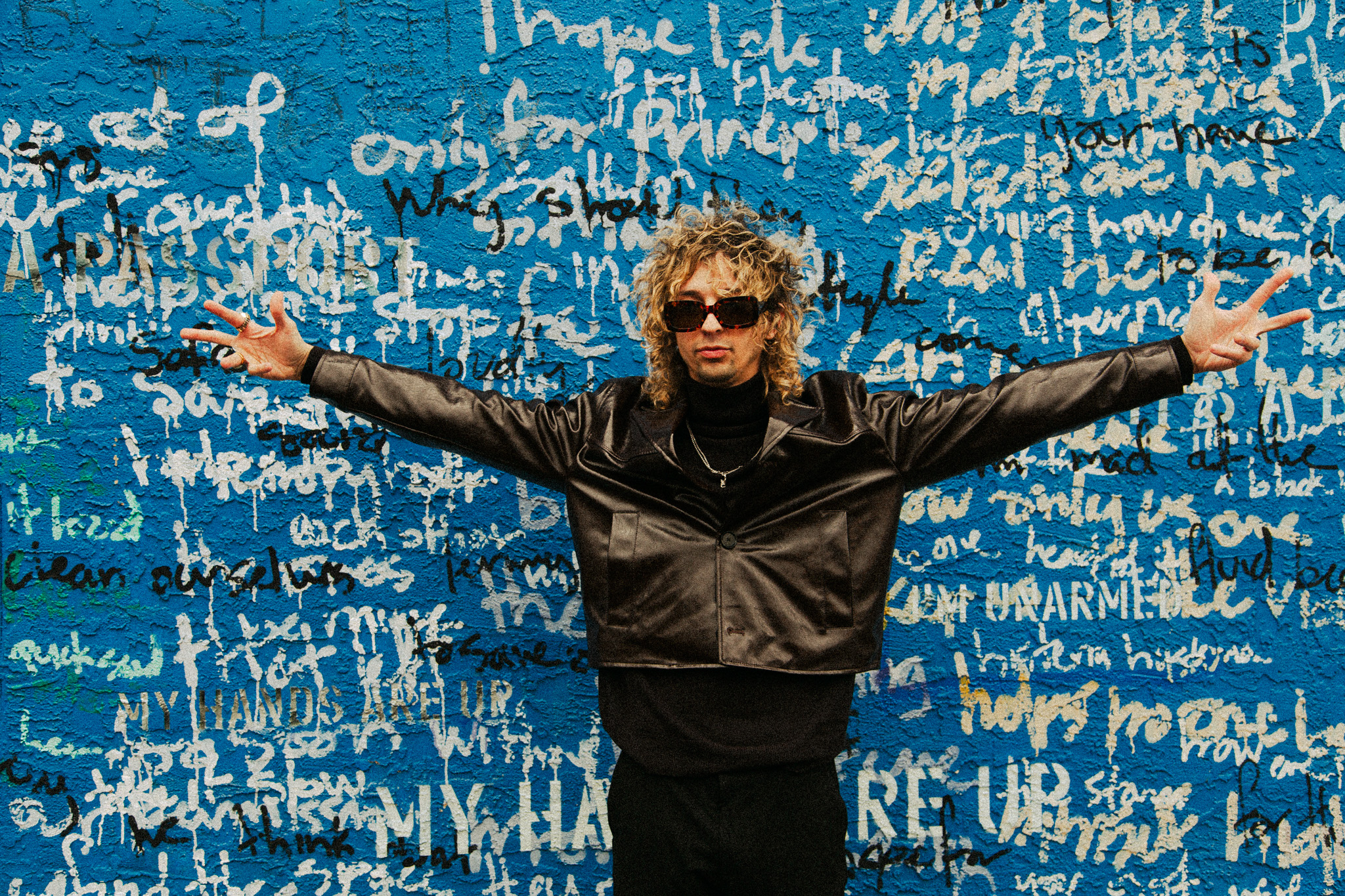 COSTARRICENSE DA SALTO INTERNACIONAL  CON RESPALDO DE PRODUCTOR GANADOR DE  SIETE GRAMMY