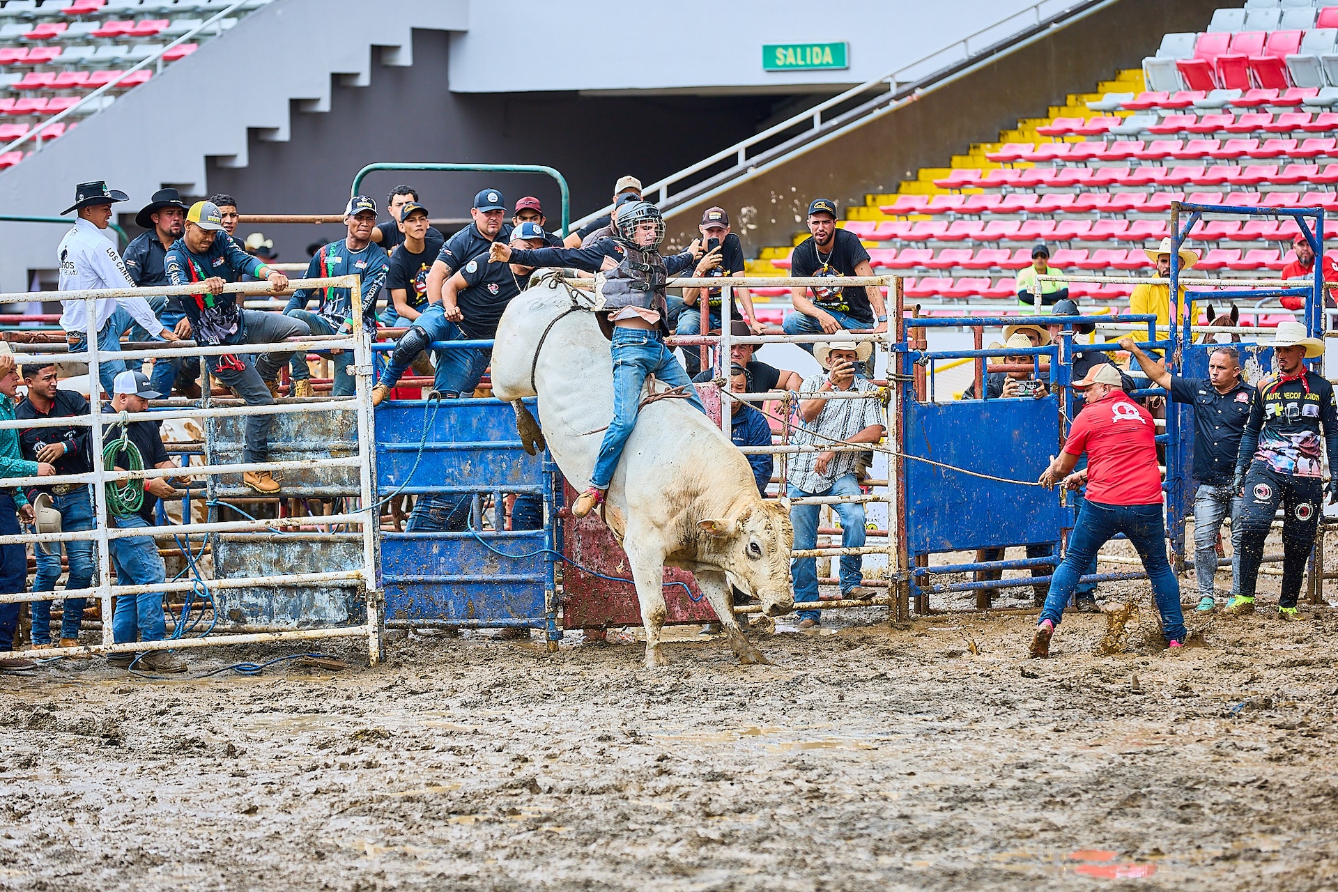 Estadio Nacional vibró con la emoción del Extreme American Rodeo