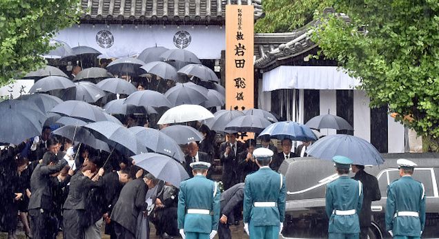 Miles de personas atienden al funeral del señor Iwata.