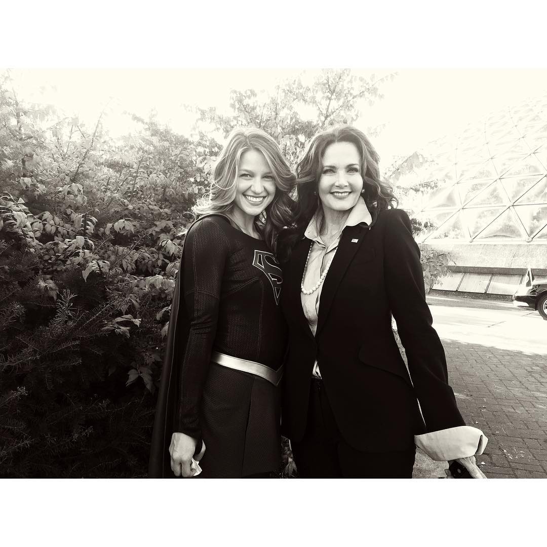 Mira aquí a Melissa Benoist con Lynda Carter en el set de Supergirl