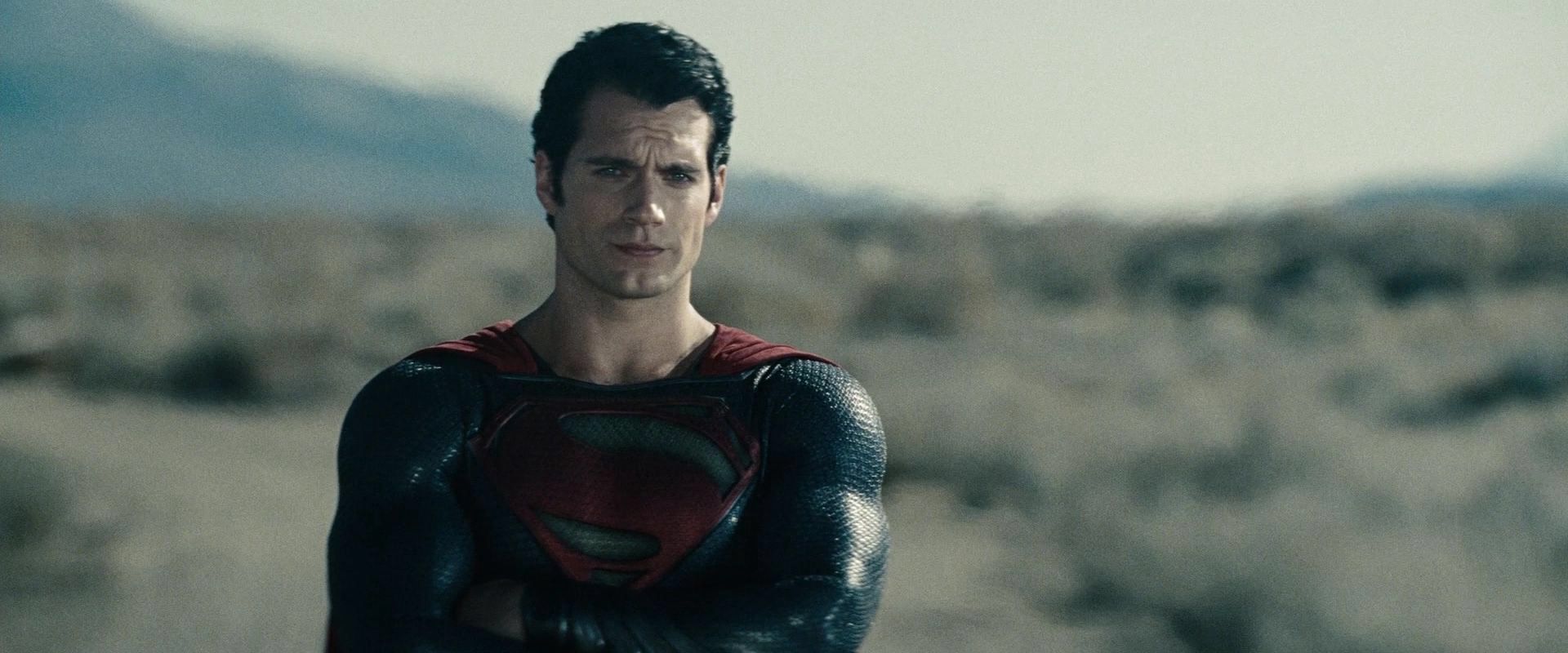 Mira a Henry Cavill con el traje de Superman de Christopher Reeve