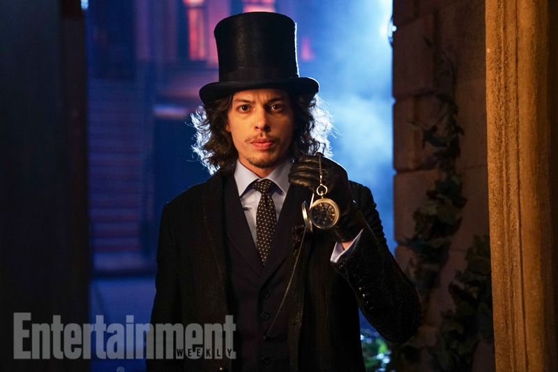 Así es como se ve Benedict Samuel en el papel de Mad Hatter en Gotham
