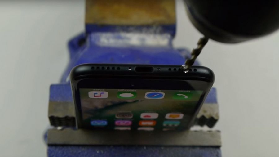 Estupidez humana: cientos de usuarios taladran su iPhone 7 por un tutorial fake en YouTube