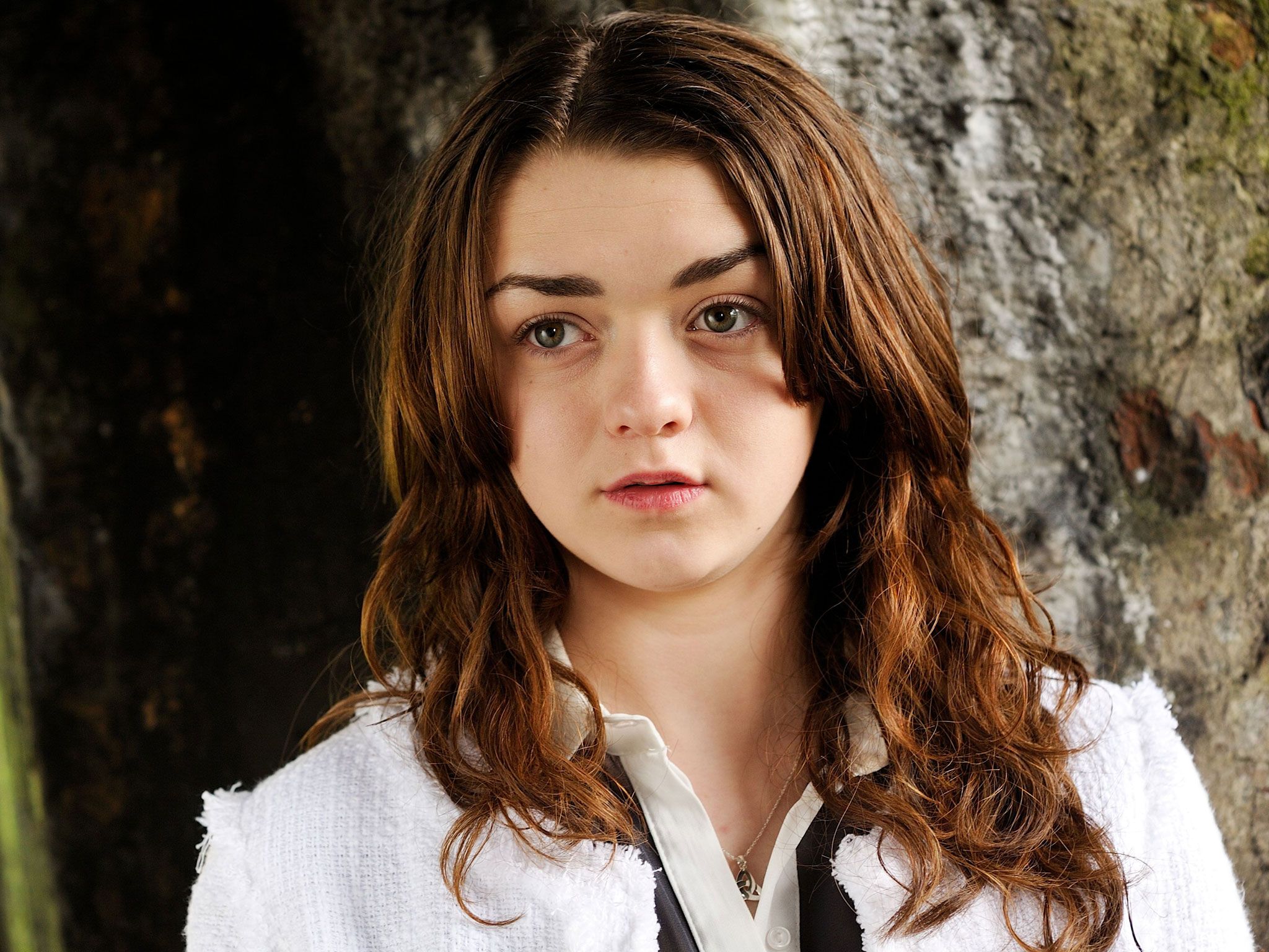 Maisie Williams sorprende a fans de Juego de Tronos en una tienda de videojuegos