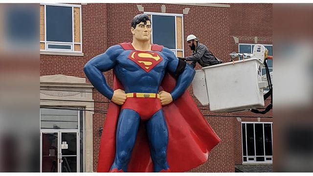 Estatua de Superman honra a Stan Lee